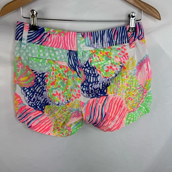 Lilly Pulitzer The Callahan Short sits low Vibrant colors Good Condition size 00 - Picture 2 of 5